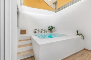 Urban Chic Oasis with AC, Private Pool and Wifi